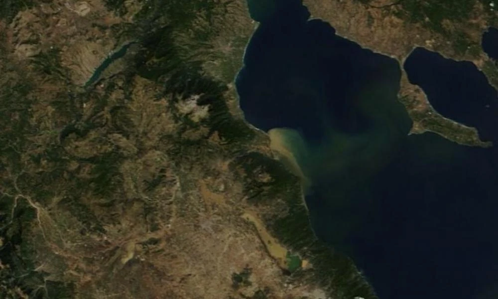 Μέχρι τις ακτές της Χαλκιδικής έφτασε η λάσπη από τη Θεσσαλία - Θα επηρεάσει τους λουόμενους;